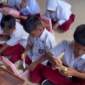 Siswa SD di Gorontalo Simpan Makanan Gratis untuk Ibu. (Tiktok.com @4nna412)

