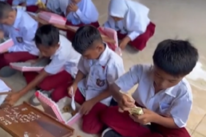 Siswa SD di Gorontalo Simpan Makanan Gratis untuk Ibu. (Tiktok.com @4nna412)

