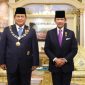 Presiden RI Prabowo Subianto bersama Yang Maha Mulia Seri Sultan Haji Hassanal Bolkiah di Istana Nurul Iman Brunei Darussalam. (Dok. Tim Media Prabowo Subianto) 