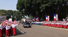 Presiden Prancis Emmanuel Macron disambut oleh Presiden Indonesia Prabowo Subianto dalam upacara kenegaraan di Istana Merdeka. (Dok. Tim Media Prabowo)